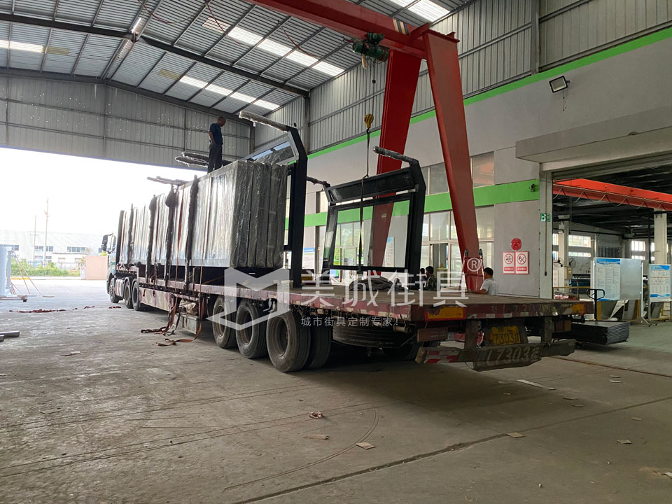 2022.9.21美城街具供應(yīng)咸陽候車亭第二車發(fā)貨現(xiàn)場 2022.9.21美城街具供應(yīng)咸陽候車亭第二車發(fā)貨現(xiàn)場